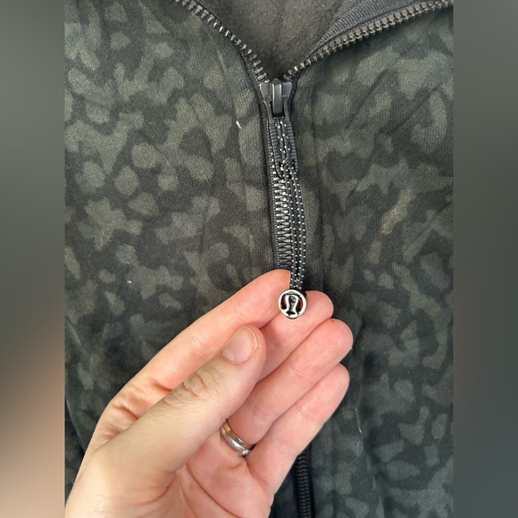 Lululemon Scuba Hoodie 365 Camo Dark Olive Black Womens Size 8 - Picture 11 of 11